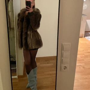 Pälsjacka - Säljer denna pälsjackan, storlek s/xs (äkta päls). Har några stycken så använder ej alla 🤎