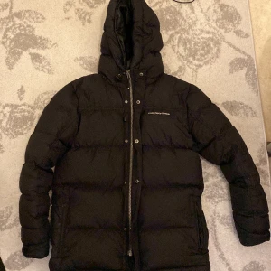 Vinter jacka - En skön  vinterjacka som håller dig varm hela dagen. Storlek S. Relativt bra skick förutom att det finns små hål, som gör så att din tröja får små fjädrar på den