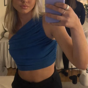 Blå festtopp  - Super fin topp men off-shoulder💙 Tycker de någon liten fläck men inte mycket synlig (går nog att tvätta bort med lite engagemang haha) ❤️‍🔥💙❤️‍🔥💙 