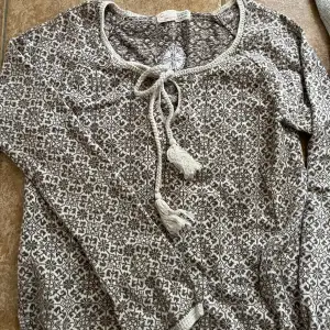  Säljer denna Odd Molly tröja med söt rosettknytning fram. Knappt använd! 🫶🏻  Storlek 1/passar mig som XS/S 