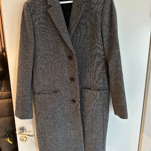 Assnygg rock som ny TIGER OF SWEDEN - En skitsnygg rock i strö 48 från tiger of sweden använd 1 gång. Som ny, grå. 48/M säljes då jag aldrig använde den nypris 3600kr