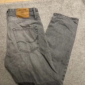 Gråa jeans - Gråa jeans i storlek 31/30, från jackandjones. Kan gå ner i pris vid snabb affär.