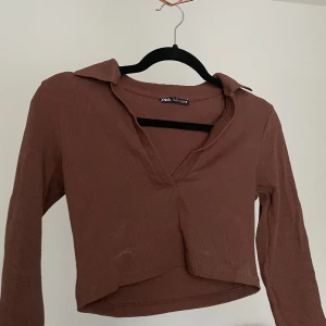 Brun croptop - Croptop från ZARA 🤎 deomärken på framsidan som försvinner i tvätten