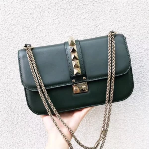 Valentino Glam Lock - Väl använd, Säljes pga att den inte används! (Fler bilder finns) Köpt vestaire +äkthetsbevis✅  Köp för 18.000 kan sälja den för 7000 ev. Fler Bilder finns