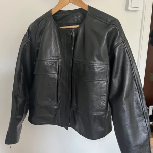 Skinnjacka äkta  - En otroligt fin skinnjacka från zara i äkta läder. Är i strl L, men sitter mer som en M. Bara hunnit användas 1-2 gånger, så är som nyskick. Väldigt bra pris för äkta läder:) Vill man ha fler bilder är det bara att skicka ett meddelande!  