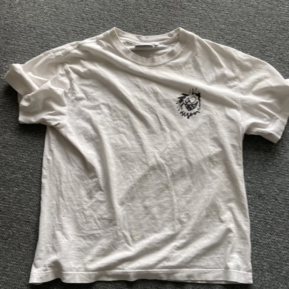 Hej 👋 säljer denna T-shirt med coolt tryck från weekday. Den är i bra skick och lite oversized. Köptes för kanske 200kr och säljs för 100kr. Om du har några frågor är det bara att fråga 💗. T-shirts.