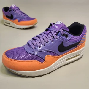 Nike Air Max 1 FB Premium Storlek 38.5 Sneakers Träningsskor Lila - 14 dagars ångerrätt! Fri retur om de inte passar! De har lite smuts under men annars är skorna i bra skick. Inga hål på utsidan eller insidan. Ingen dålig lukt. Hör av dig om du har några frågor! Tack för att du tittade!