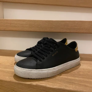 Axel Arigato clean 90 black  - Hej! 💕 Säljer mina superfina arigatos pga de inte kommer till användning längre. Använda men i fint skick. Stl 37. Köparen står för frakt, hör gärna av dig vid intresse eller om du vill se fler bilder. 