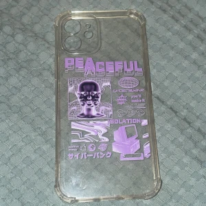 iPhone 12 skal  - Genomskinligt iPhone skal, säljer pga jag tycker inte det ser så fint ut i min telefon färg. 🫶🏼