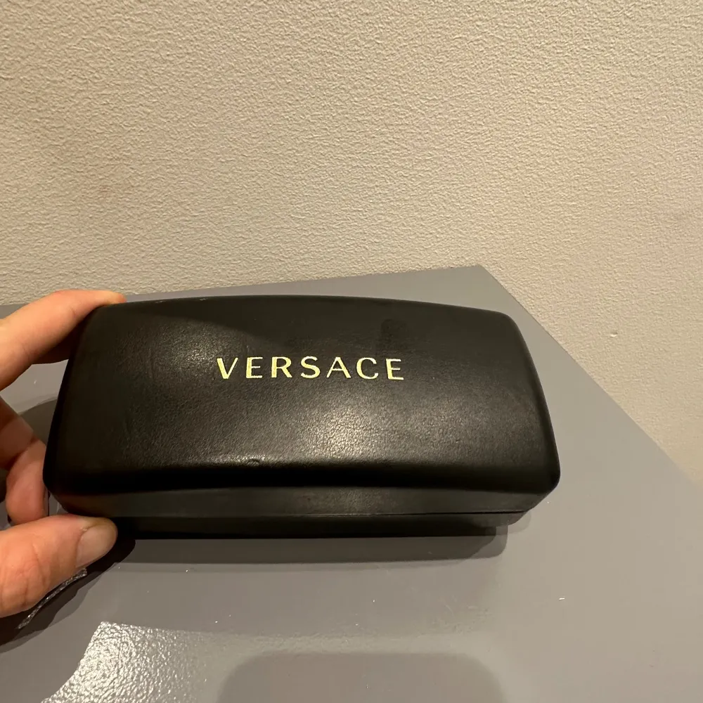 Versace VE4361 glasögon i felfritt skick. Säljs med fodral samt originalförpackning om det önskas. Kom gärna med bud.. Accessoarer.