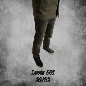 Levis 501 Jeans - Riktigt schysste jeans i grå/ svart material. Grymt material och nypris ligger på 1200kr, mitt pris 349kr! Hör av dig vid minsta lilla fråga!🤩🤝🏻