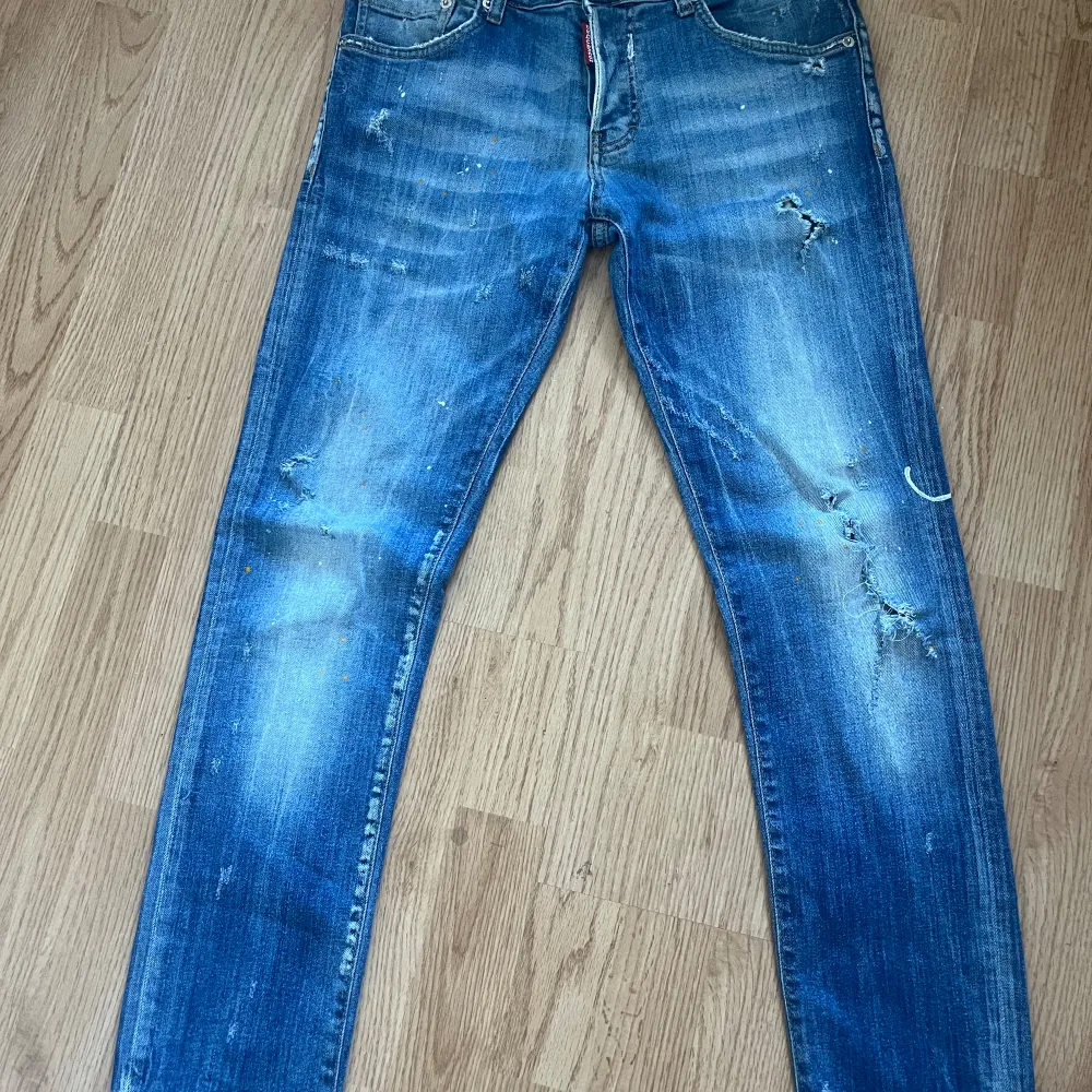 Hej, säljer mina dsquared2 jeans efter som att de har blivit för små.  De är storlek 42 men replikor så de passar en kille som är ca 175cm lång.. Jeans & Byxor.