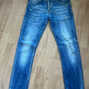 Hej, säljer mina dsquared2 jeans efter som att de har blivit för små.  De är storlek 42 men replikor så de passar en kille som är ca 175cm lång.