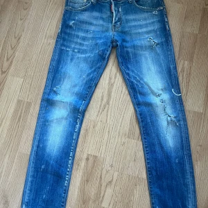 Dsquared2 jeans - Hej, säljer mina dsquared2 jeans efter som att de har blivit för små.  De är storlek 42 men replikor så de passar en kille som är ca 175cm lång.