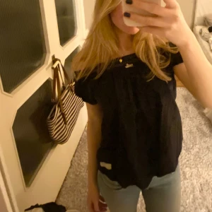 Odd Molly Blus - Så fin off shoulder blus i marinblå från Odd Molly! Med ett litet gulligt märke på ryggen💋