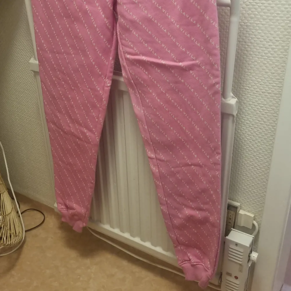 Aldrig använda rosa bjukisbyxor från märket vila.. Jeans & Byxor.