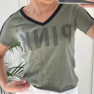 En jätteskön militärgrön T-shirt från PINK Victoria’s Secret.