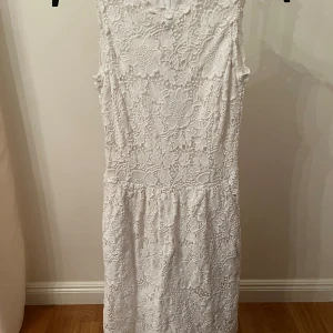 Klänning  - Fin vit virkade klänning i mycket gott skick  Storlek 36