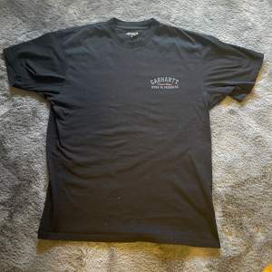 Carhartt t-shirt som är helt oanvänd! Köpt för cirka 599kr på deras hemsida och säljs billigt eftersom den inte kommer till användning! Hör av er om det skulle finnas ytligare frågor😀 mvh Markus