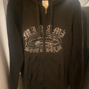 Minami stockholm rhinestone hoodie - Köpt från Minami Stockholm för runt 700, Cond 8/10