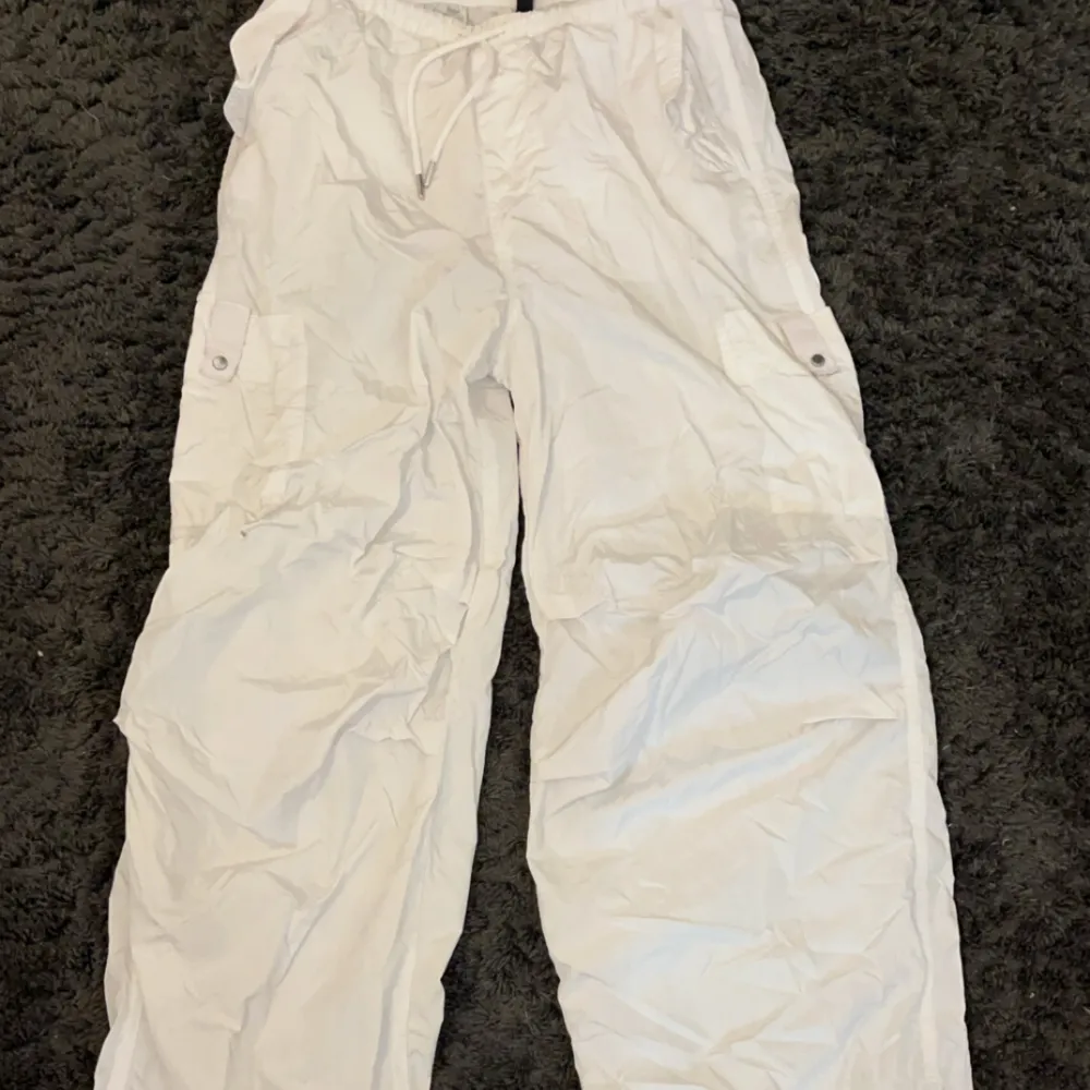 Jätte fina vita byxor, glansigt material. Storlek xxs men stor i storlek så passar S/M. Lågmidjade med massa söta detaljer . Jeans & Byxor.