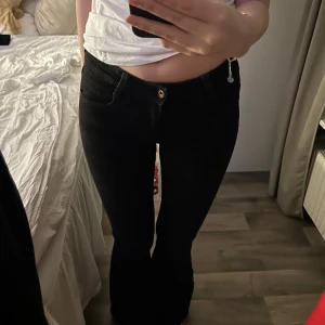 Lågmidjade bootcut jeans - Aldrig använda. Ser nya ut. Storlek 36 men skulle säga att dem även passar till 34. Ser oanvända ut.