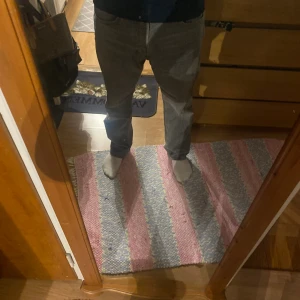 Grå jeans - Sjyssta jeans från weekday, köpta för 600. Fin condition utöver liten fläck på baksidan som syns på tredje bilden.