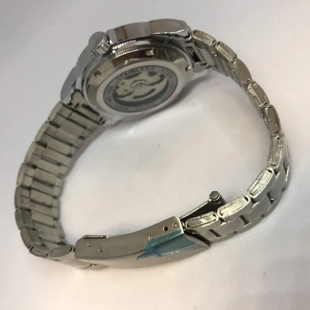 Exklusive mekaniska kvalitetsklocka med inspirerad design och teknik från dyra märkesklockor Tjocklek 13.00mm Klocklängd 20.00 cm, justerbar  Bandbredd 18.00 mm. Accessoarer.