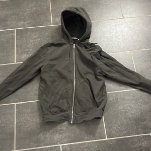 Weekday zip hoodie  - Använd fåtal gånger så känner att det är bättre att sälja 