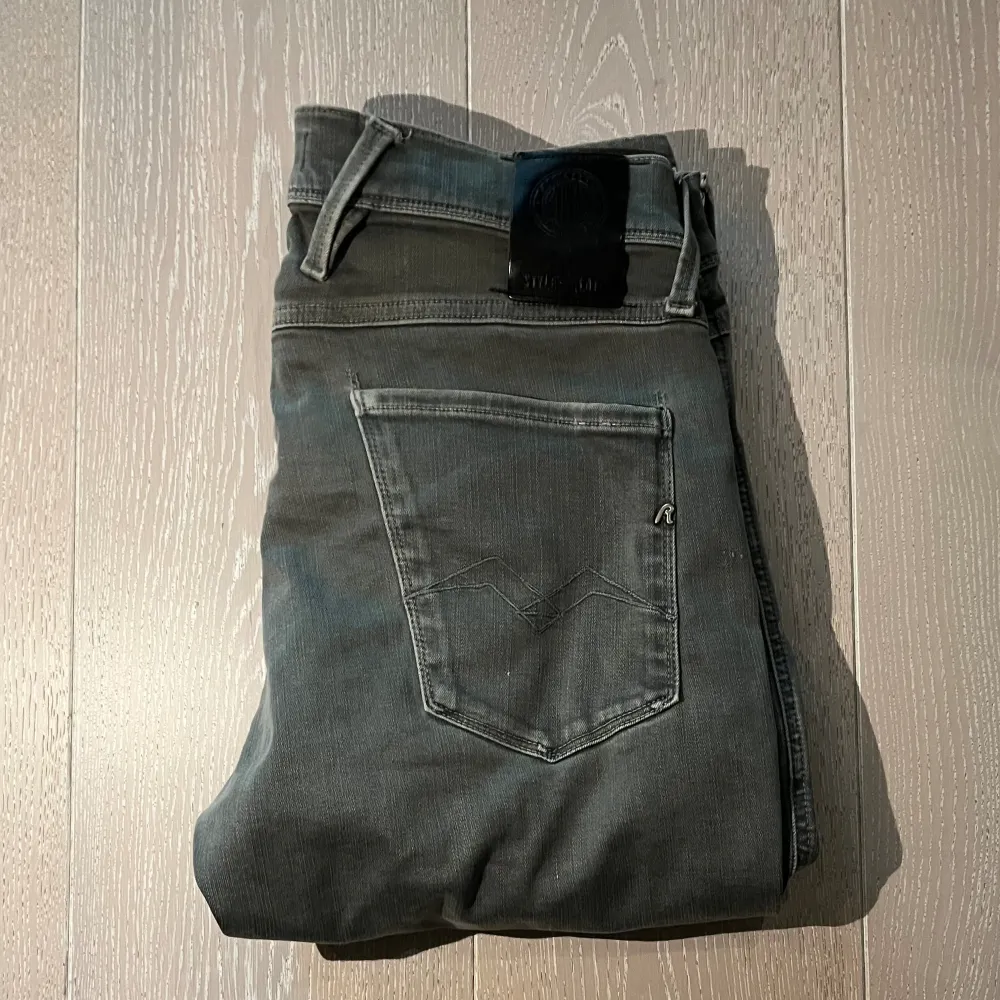 Gråa Replay jeans model anbass i storlek 30. Färgen ser lite konstig ut på bilden och är en vanlig ljusgrå i verkligheten. Bra skick.. Jeans & Byxor.
