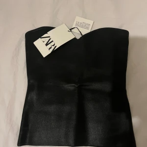 Zara topp - Snygg topp från Zara i nyskick, helt oanvänd med lappar kvar 💕