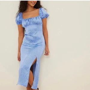 Sanna Jörnvik X NAKD - Så himla fin klänning ifrån NAKD, kollektion av Sanna Jörnvik  Bra skick 💙 Storlek S/36 300kr