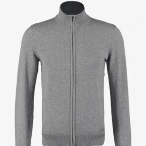 Pier One hel zip - Här har vi en riktigt fräsch hel zip, använd max 2 gånger pga för liten. I storlek M men liten i storleken.