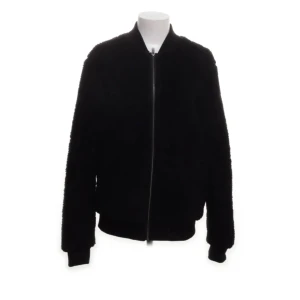 Teddy jacka - Superfin Teddy jacka från sellpy i svart. Är lite overzized men passar för mig som är 168. Det är en liten slitning i ärmen på själva innetyget men går att sy. Ställ gärna frågor.💕