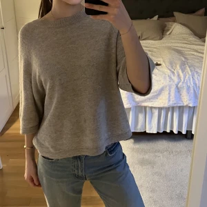 Stickad t-shirt - Jättenajs stickad t shirt från & other stories. Jättebra skick och blir inte alls nopprig