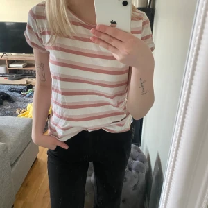 Rosa randig T-shirt  - Rosa randig T-shirt. Skicka för bild på