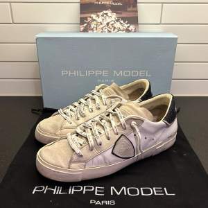 Säljer nu ett par riktigt populära Philippe Model skor i storlek 41, skicket på skorna är 9/10. Box Medföljer! Kontakta för fler bilder eller vid några funderingar!