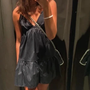 Svart zara klänning  - Svart zara klänning som inte kommer till användning längre💕 Superbra skick!