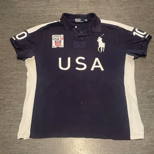 Ralph Lauren Pikétröja - Ralph Lauren Pikétröja i storlek L. Tröjan är i gott skick utöver att den skulle behöva strykas lite. Inga fläckar, missfärgningar eller hål. Högkvalitativt material.