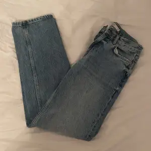 Jätte fina low waist straight jeans som tyvärr inte kommer till användning. Har en liten fläck som man ser på bild 3 men den syns nästan inget. Köpare står för frakt 