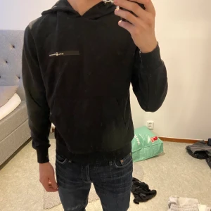 Sail racing tröja - Sails racing som jag har använt massa gånger, väldigt snygg. 7.5/10 skick eftersom den har en defekt på tröjan som jag kan skicka på pm.