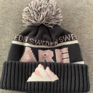 Åre mössa - INTRESSEKOLL! Åre mössa rosa & mörkgrå, oanvänd🩷