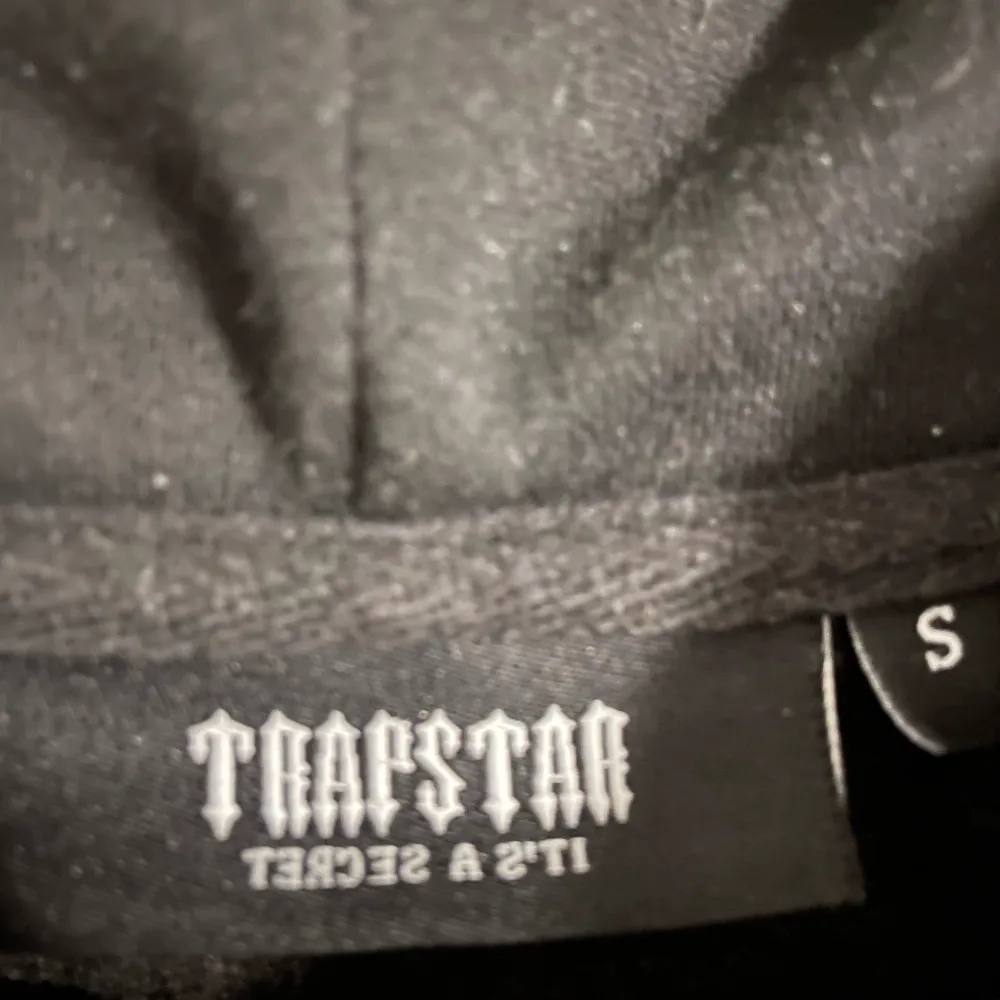 Hej, säljer min Trapstar shooters hoodie då den inte kommer till användning, använd 1-3 gånger och är i nyskick. Skicka meddelande om du har någon fråga pris går att diskutera vid snabb affär . Hoodies.