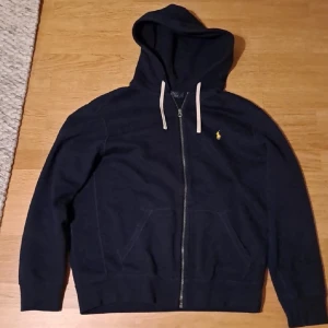 Ralph Lauren - Säljer min galet snygga zipup-hoodie för ett extremt bra pris💪🏽Den är lite använd men är fortfarande i jätte bra skick