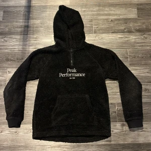 Svart Peak Performance hoodie - Svart hoodie som Användts 10 gånger. 