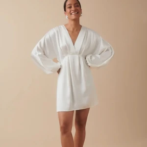 Vit satinklänning - Intressekoll på denna fantastiska klänning från Gina Tricot. Slutsåld i strl 32 på hemsidan. Helt ny med prislapp och allt kvar! Perfekt till studenten 💕🎓 (nypris 499kr)