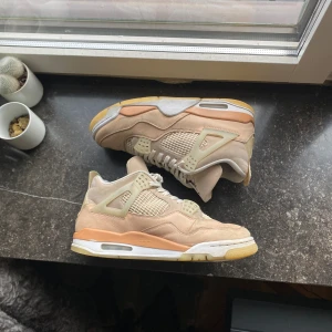 Air Jordan 4 Retro Shimmer  - Riktigt fet sko till våren i 7/10 skick  Nypris: 4500   PRIS KAN DISKUTERAS!