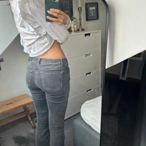 Säljer dessa gråa jeans från Gina Young men passar mig som vanligtvis har XS/S och är cirka 170cm lång.