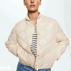 Mango jacka  - Säljer min fina mango jacka i väldigt bra skick. Trendig å passar till allt speciellt nu t våren. Fri frakt! ❤️