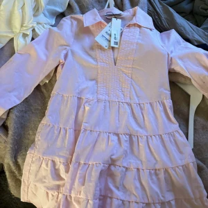 Zara klänning  - Perfekt klänning till sommaren!💗 aldrig använd,lappen är kvar. Skriv för fler bilder💗 Köparen står för frakt!!